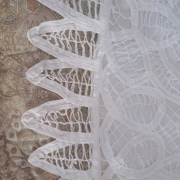 Elegant White Tree Skirt - Picture 4 of 7